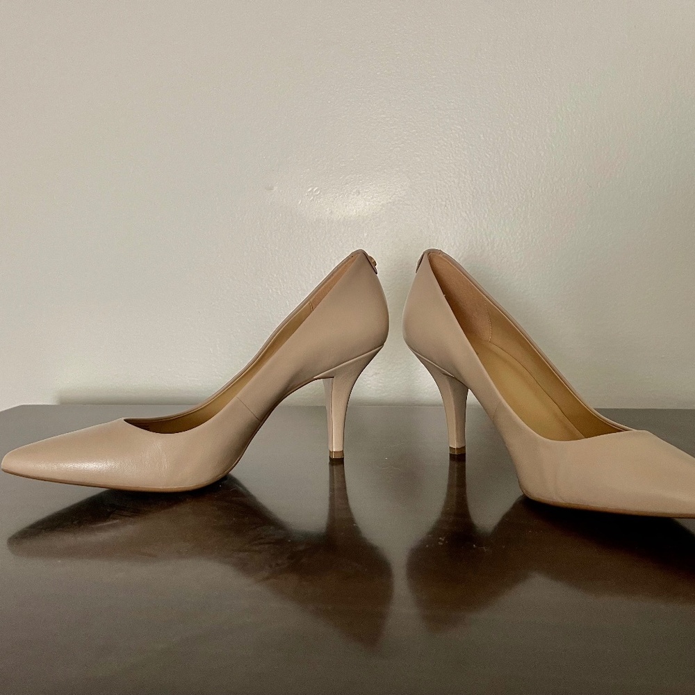 MICHAEL KORS NEW ALINA CLASSIC TAN LEATHER PUMPS.       SIZE 8